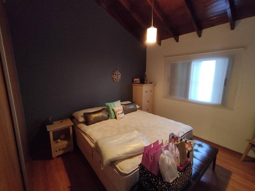 Casa De Cuatro Ambientes, En Venta - Haedo -