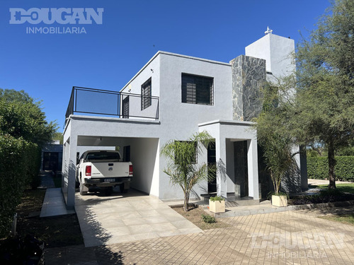 Casa Con Quincho Y Piscina A La Venta.