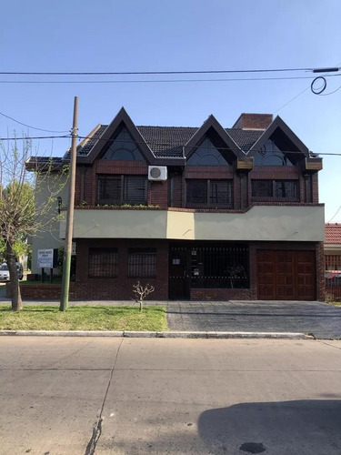 Casa En Venta - 4 Dormitorios 5 Baños - Cochera - 250mts2 - Lomas De Zamora
