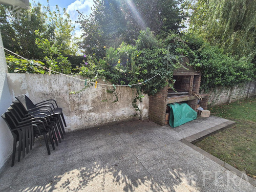 Venta Casa 4 Ambientes Con Cochera Y Jardín En Ezpeleta
