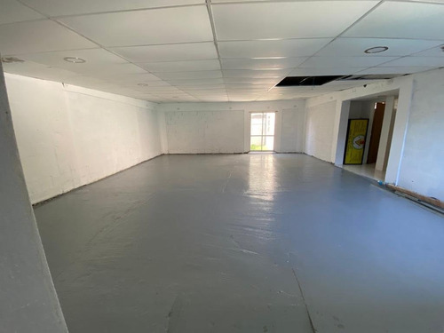 Salon Comercial - Villa Mitre - 200 Mts