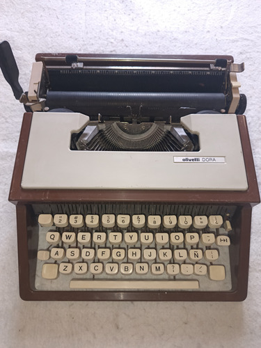 Máquina Vintage De Escribir Olivetti Dora Para Colección 