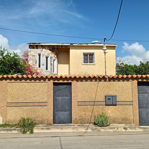 Casa En Los Cerritos, Municipio Maneiro, Mgta De 4 Hab Y 3 B