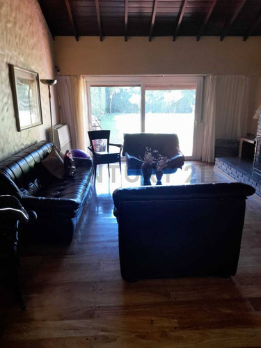 Casa En Venta Olivos - Roche - 6 Ambientes - Pileta - Parrilla - 2 Cocheras
