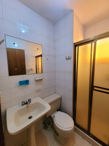 Cómoda Casa De Uso Residencial O Comercial, En Plena Av. Bolívar De Lechería