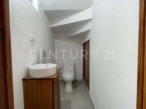 Venta De Casa, 3 Recamaras Con Closet, 3 Baños, Amplio Jardín Con Terraza