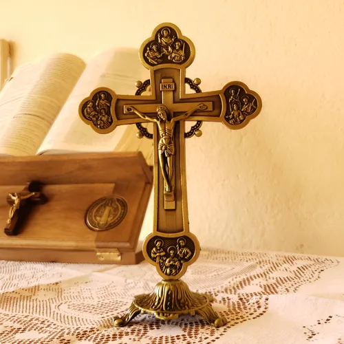 Crucifixo De Mesa Metal Resinado Jesus E 12 Apóstolos 20cm