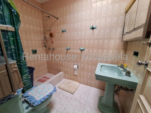 Bella Casa De 2 Pisos ,bien Distribuida En Venta Ubicada En Las Acacias 25-16813