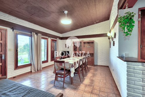 Imagen 10 de 24 de San Francisco, Piriápolis. Casa En Venta, Muy Buena Construcción Tradicional. Tres Cuadras De La Playa.
