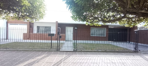 Casa En Venta -fcio. Varela Centro. Sobre Lote De 17 X 35- Inmejorable Ubicación