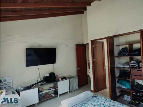 Espectacular Casa Con Áreas Amplias Y Senderos Pa...(mls#254950)