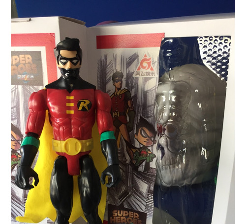 Robin Y Batman Figure