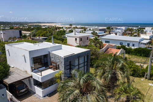 Espectacular Casa De Tres Dormitorios En Alquiler En El Pueblo De Jose Ignacio