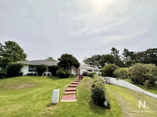 Casa De Tres Dormitorios Y Servicio En Venta, Golf, Punta Del Este