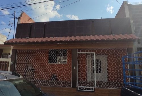 Imagen 1 de 18 de Ad Venta De Hermosa Casa En Calle Cerrada