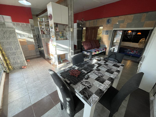 Imagen 2 de 19 de Venta Casa Con 2 Departamentos A Mts Del Acceso Oeste - La Reja Norte
