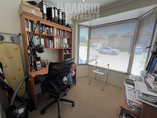 Casa En Venta De 5 Dorm. En Colina