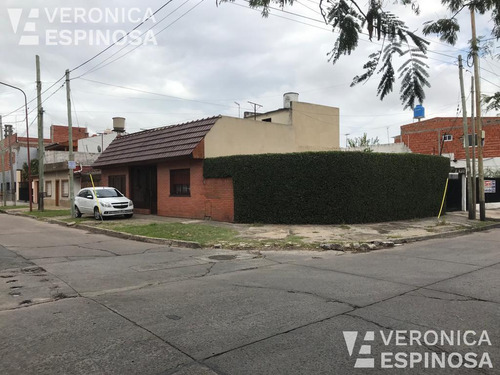 Casa De Tres Ambientes En Venta, Isidro Casanova. Sobre Lote De 11 X 20 En Excelente Estado!