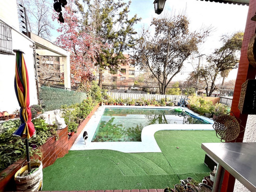 Casa En Venta De 5 Dorm. En Las Condes
