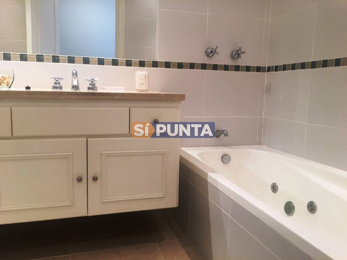 Imagen 14 de 27 de Penthouse En Playa Brava Frente Al Mar En Alquiler