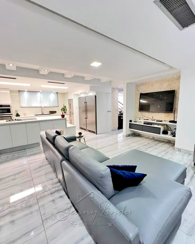 En Venta Con Financiamiento Penthouse Dúplex 349 M² Urbanización El Bosque, Maracay, Aragua