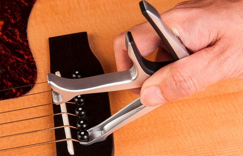 Imagen 5 de 7 de Requinto Capo Para Guitarra Joyo Con Destapador Y Saca Pines