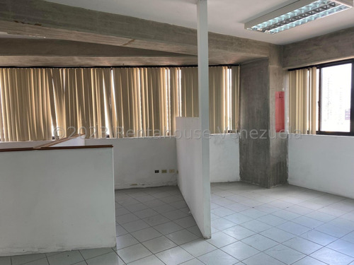 Edificio Industrial En Venta En Los Dos Caminos 24-6109