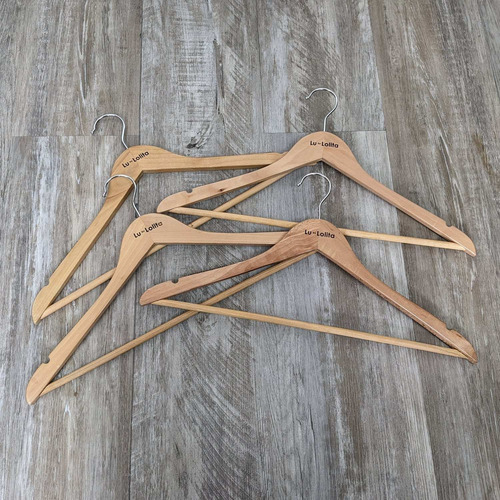 Imagen 3 de 4 de Perchas De Madera, 44cm Con Borde Antideslizante. Pack 6 Un.