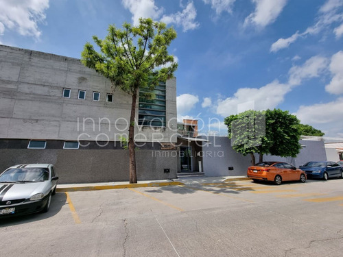 Edificio De Oficinas En Venta En Lomas De Querétaro, Con Recepción Y Sala De Jun