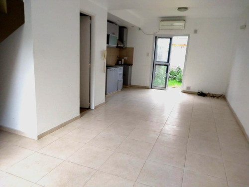 Imagen 3 de 17 de Duplex Con Cochera Y Jardín .av. 66 Entre 144 Y 145 La Plata
