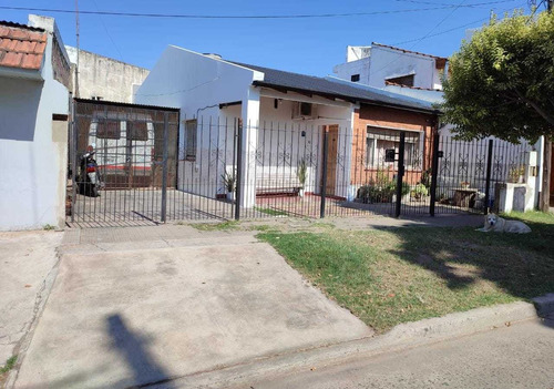 Casa De 3 Dormitorios En Barrio Hipódromo