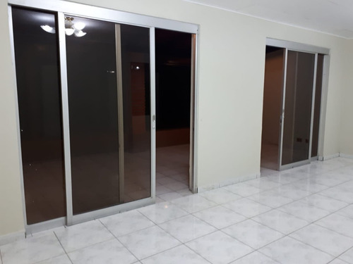 Casa De 4 Habitaciones En La Uruca A La Venta