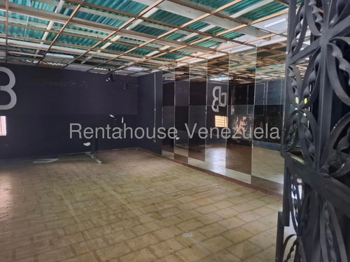 María Martínez Te Ofrece En Alquiler Este Espacioso Local Comercial Al Este De Barquisimeto, Piso De Granito, Área De Cocina, Ideal Para Centro Médico, Estético, Oficinas, Seguridad 24/7.