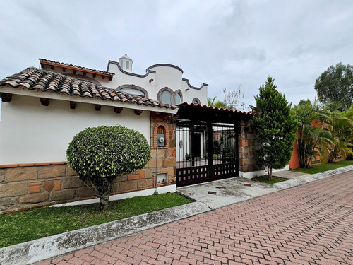 Casa En Venta En Fraccionamiento Privado, En Lomas De Atzingo, Cuernavaca.