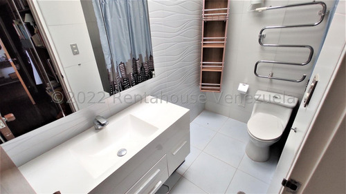 Alto Hatillo !! Hermosa Casa Con Vista Al Ávila, Impecable Cuidado Y Mantenimiento, 1.647 M2 Terreno, 408 M2 Constr., 4 Hab, 7 Baños, 6 Pe, Amplio Y Bello Anexo, Calle Cerrada Con Vigilancia Y Pozo