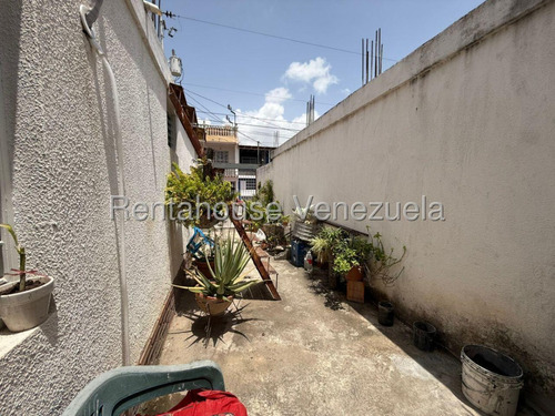 Raiza Suárez Vende Amplia Casa Ubicada En El Este De Barquisimeto 2 5 2 4 4 8 6 Con Área De Lavado, Cocina De Mampostería Y Con Fundaciones Para El Segundo Nivel.