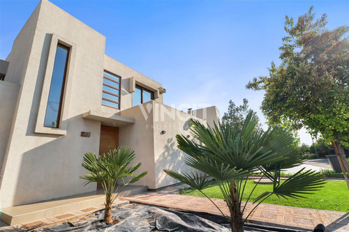 Impecable Casa En Venta De 3d 3b Serv En Cond Rukan Chicureo