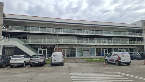Arriendo Local Comercial / 90 Mt2 / 2 Baños / Strip Center