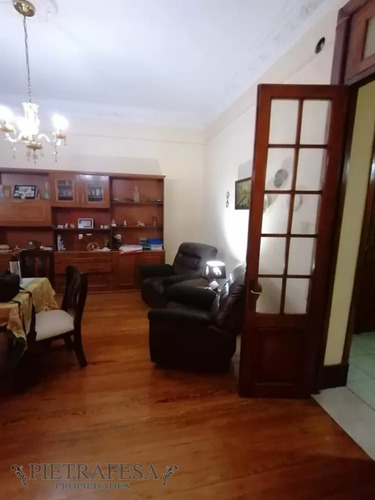 Apartamento En Venta, 2 Dormitorios, 1 Baño, Cerro Largo, Centro.