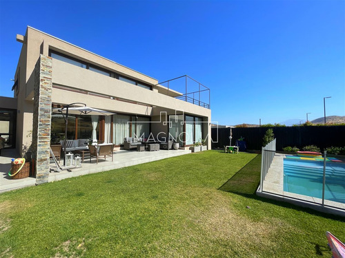 Casa En Venta De 5 Dorm. Mas Servicio En Chamisero
