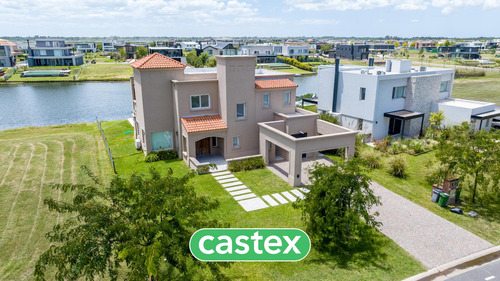 Casa  En Venta Con Pileta A La Laguna En Marinas, Puertos, Escobar