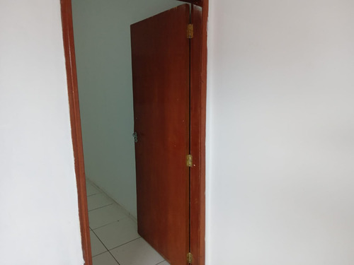 Duas Casas Germinadas Com 4 Cômodos, Garagem, Quintal E Lavanderia