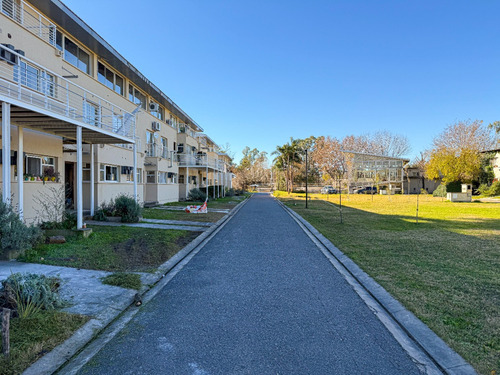 Dúplex Apto Crédito Pilar Con Jardín Propio Condominio Petrel Village
