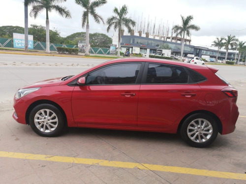 Imagen 8 de 15 de Hyundai Accent 2018 Rojo