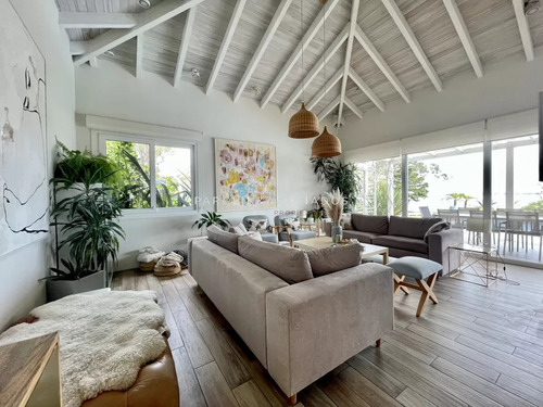 Casa En Venta De 4 Dormitorios En Laguna Del Sauce, Punta Del Este.