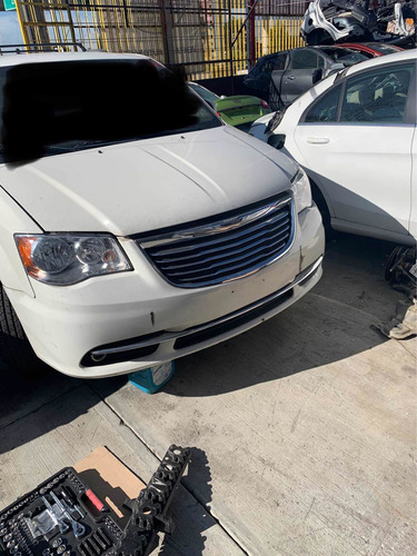 Imagen 2 de 6 de Chrysler Town Country Chocada Por Partes Refacciones Yonke