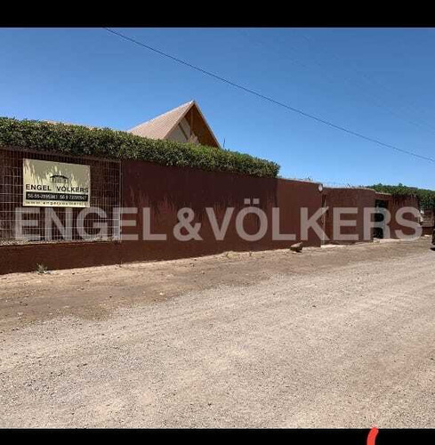 Venta De Hostal Funcionando Con Casa Amoblada En Parcela.