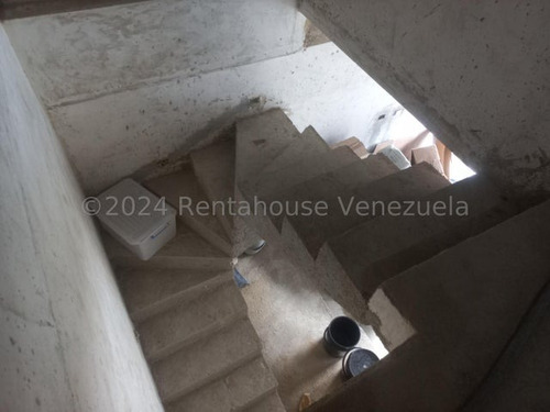 Townhouse Venta Obra Gris Con Pozo, Parrillera, Piscina Jardin Mañongo Naguanagua Carabobo L..eida Falcon Lf24-15518
