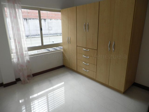 Julio Latouche 23-17568 Townhouse En Venta Trigal Norte Valencia, Amplio, Cómodo, Bella Cocina.