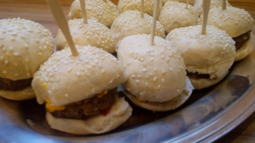 Menu Delivery - 30 Minihamburguesitas + 30 Salchichitas Roll